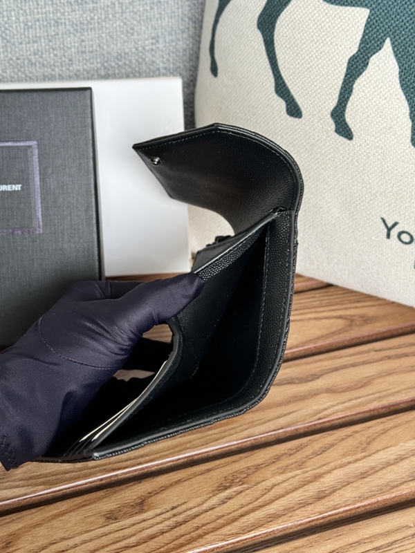 イヴサンローラン財布着用イメージ